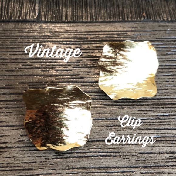 Vintage Hammered Textured Goldtone Clip Earrings - Picture 1 of 11